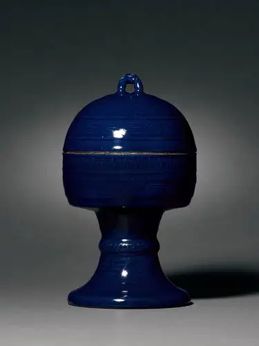lot 733清乾隆  霁蓝釉仿铜器纹祈谷坛配位豆估价(人民币):350,000
