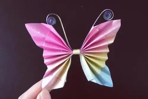 一张纸教你折出立体蝴蝶,做法简单关键漂亮,手工折纸视频教程