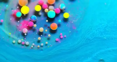 明亮鲜艳颜色的油漆气泡壁纸