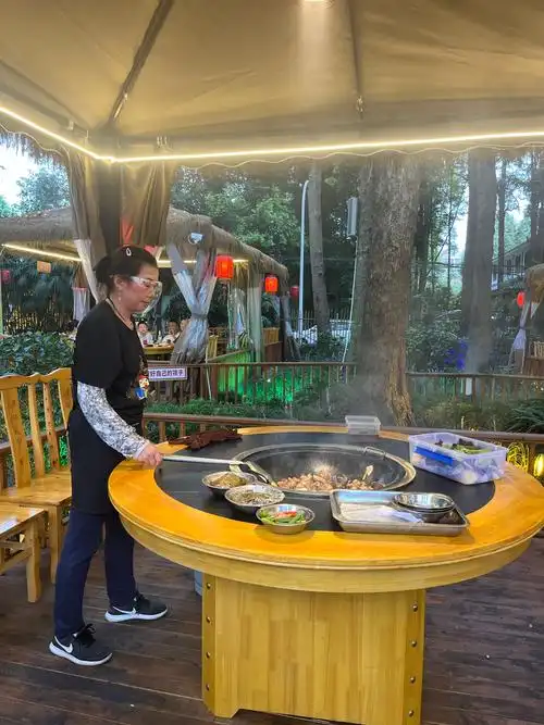 御凤甲柴火鸡国色天香店绝对是一个不容错过的好去处