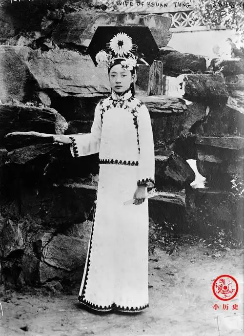 老照片:隆裕太后在太监陪伴下逛御花园,婉容大婚前高挑清秀