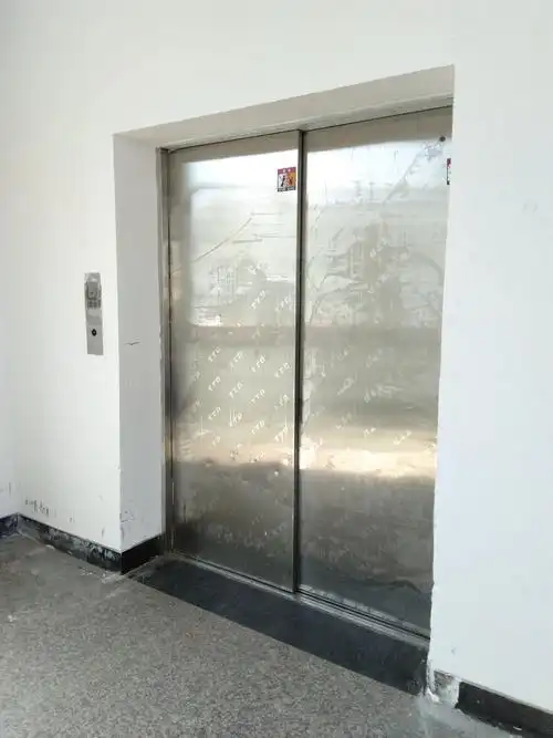 电梯门就是这样