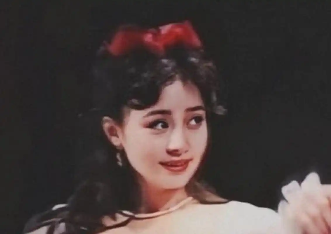 1985年,宋丹丹出演话剧,没有滤镜,没有美颜,简直就是迪士尼公主
