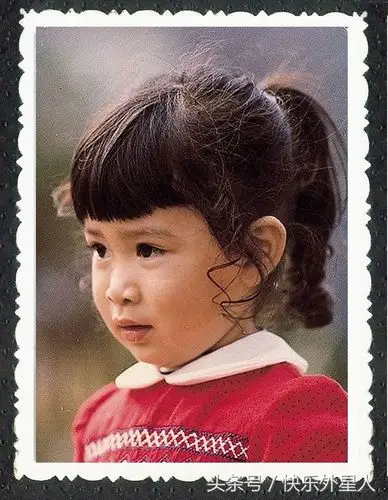 这张图片中的小美女,大家能说出她是谁吗?