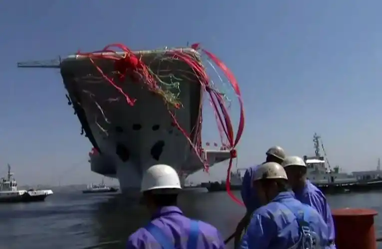 中国速度创造一奇迹,国产航母下水现场的国歌声让人激动