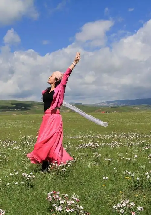 草原花海上翩翩起舞的美女