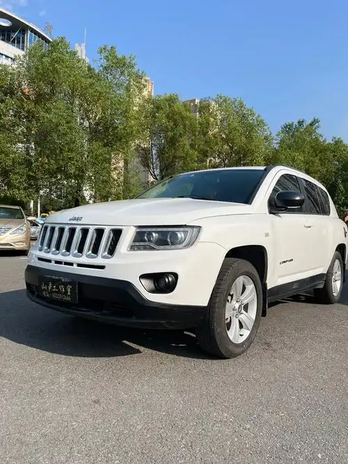 新到一台进口吉普指南者四驱2.4.最美白色,车况原版,钓鱼家 - 抖音