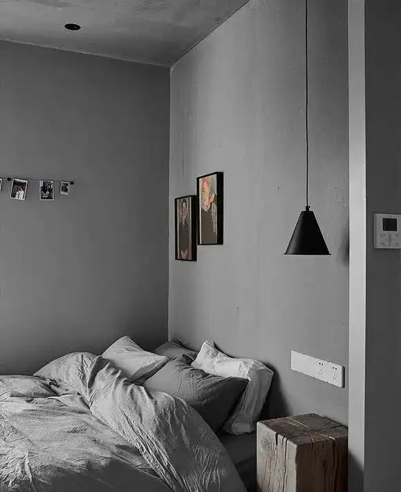 卧室的面积十分狭小,墙面采用灰色乳胶漆来装饰,看起来显得特别有质感