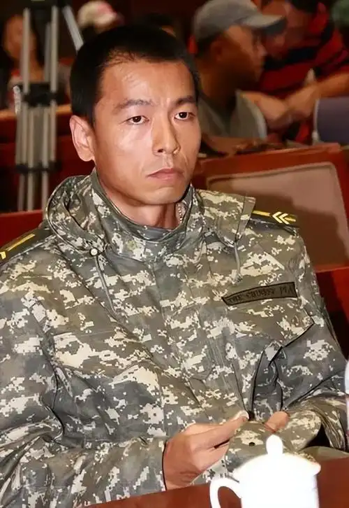 王挺:为父母离异落泪,帮爸爸还掉千万巨债后,40岁才与家人和解