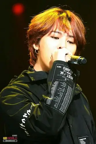 权志龙最新发型不染色是什么样的?