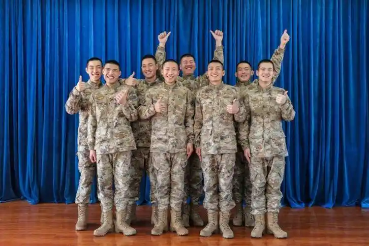 多支部队的女军人 都已陆续换上了新军装 武警 女军人穿上了 "水墨云