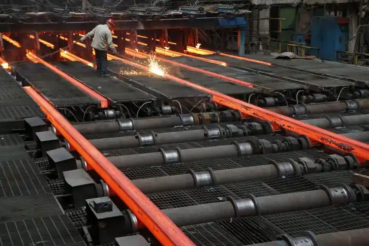 似火龙,拴缰绳;赛长虹,舞天际.谁敢横刀立马,唯我钢铁工人!