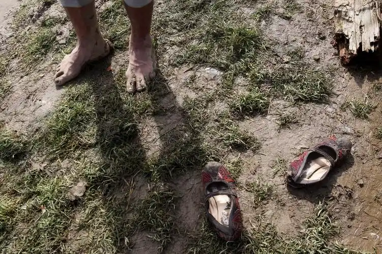 3月8日,在希腊与马其顿边境的希腊小镇伊多迈尼,一名难民站在泥泞的