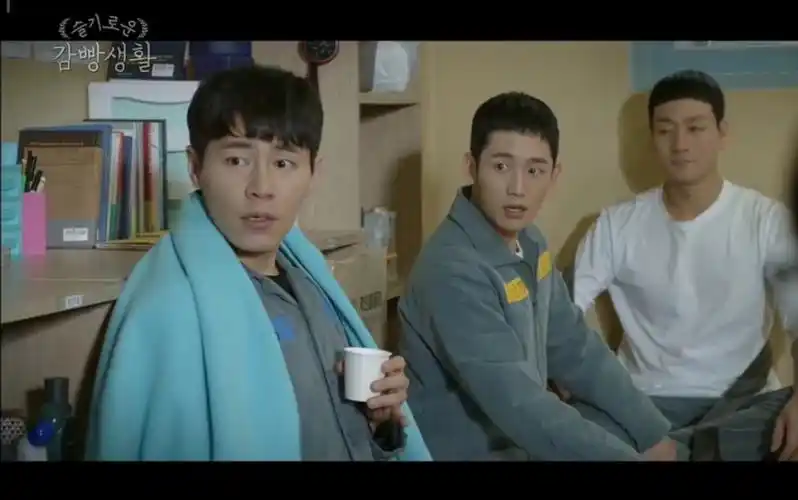 机智的监狱生活-骂我们什么都行,但说我们俩长的像?