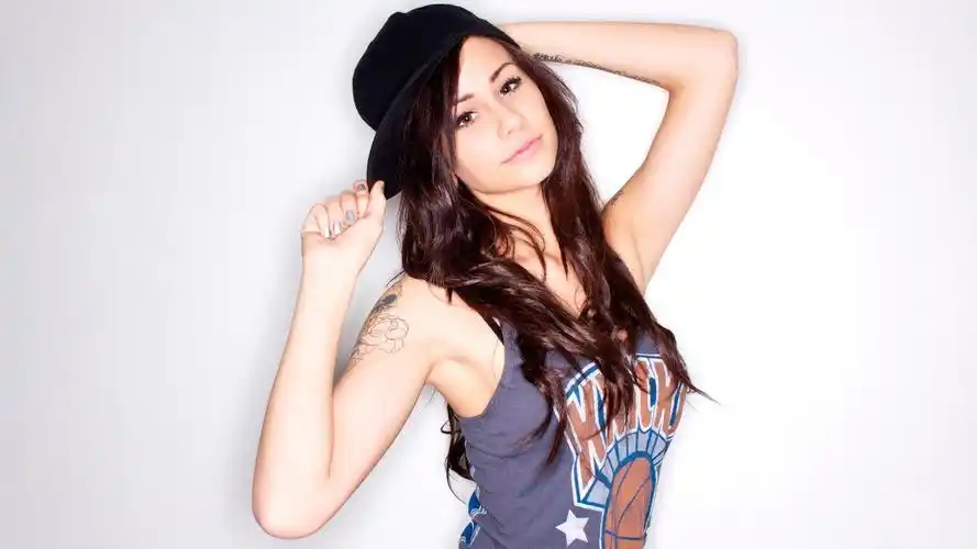 俏皮纹身女壁纸