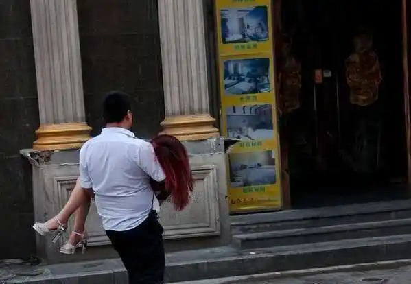 男子蹲点ktv门口捡尸一个月十几次称我不捡有人捡