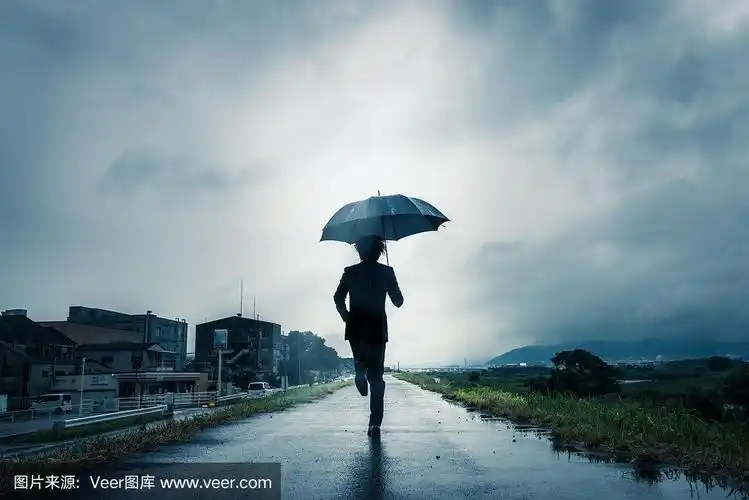 雨中奔跑的人