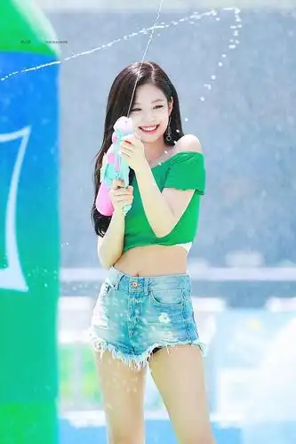 韩国女歌手金智妮活动美照,美腿白皙,清纯可人