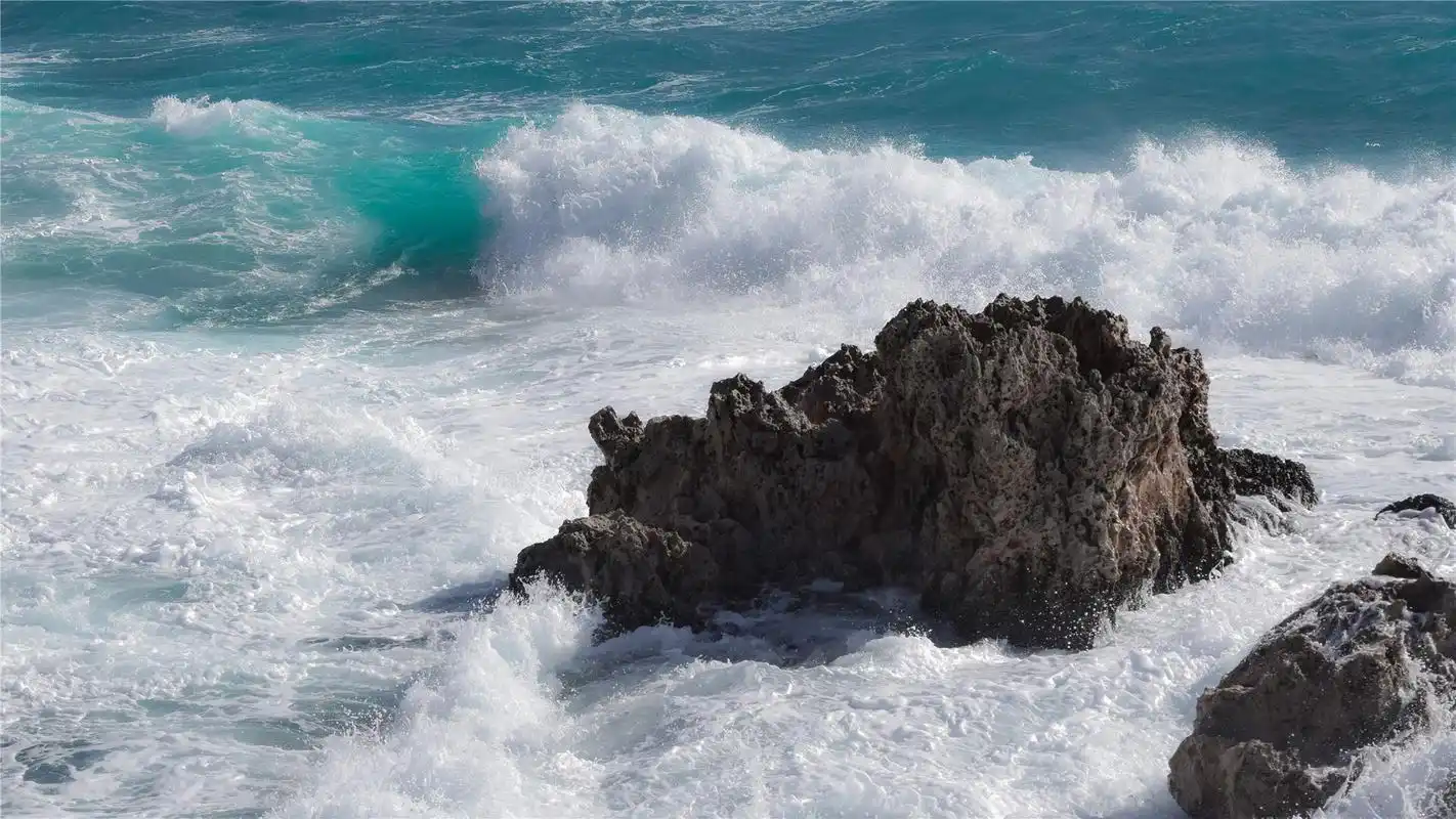 海边汹涌浪花高清桌面壁纸