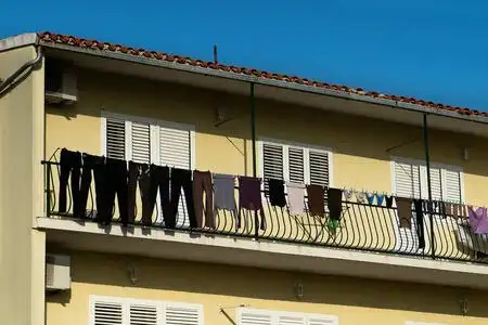 村舍阳台上晾着深色衣服和内衣图片