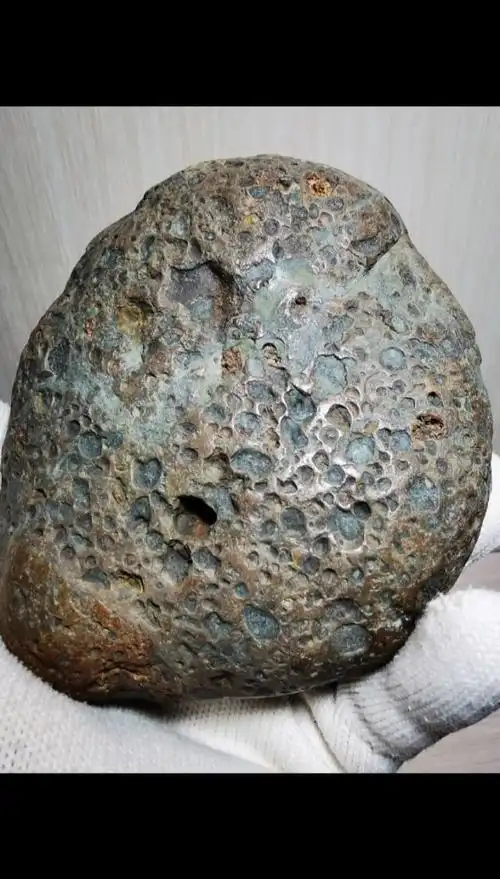 高熔五彩球粒陨石精品,表面金属网纹结构,已玉化!