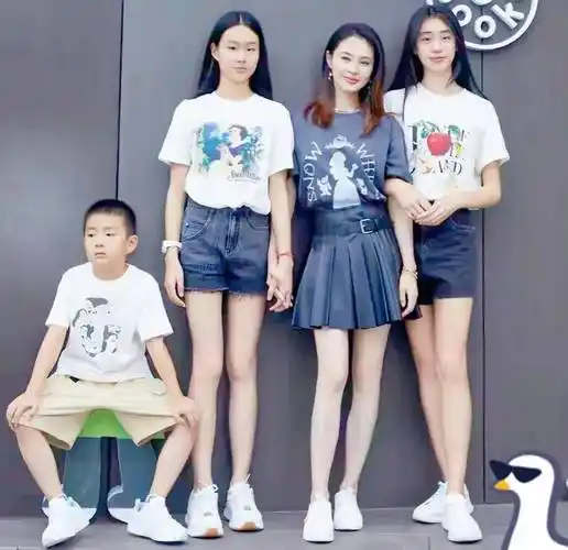 原创佟大为一家五口全家福亮相高颜值引爆朋友圈幸福家庭成典范