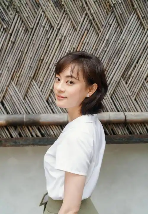 孙俪空闲时在家插花,穿绿色毛衣温婉动人,"锅盖式"发型略显老_卫衣