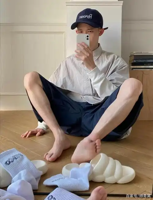 瘦瘦的体育生弟弟,光着一双大脚自拍,看到这双腿时,营养不良吗