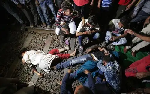 火车撞入狂欢的人群 已致61人死亡