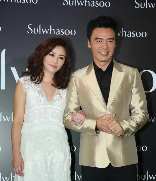 钟镇涛的妻子美得优雅穿白色长裙温柔大气肌肤看着好娇嫩