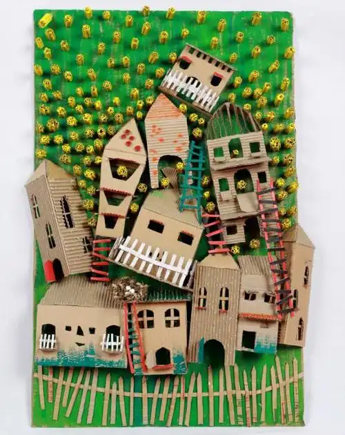 图为获得一等奖的小学组手工制作作品