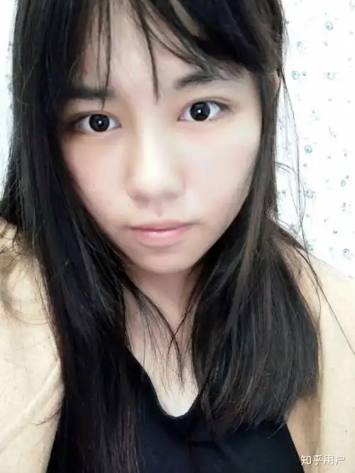 上图 我自己也很爱拍侧脸,以下是正脸素颜,就很普通了