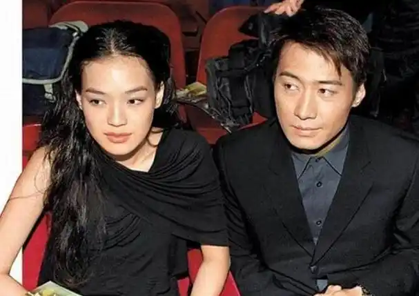 但好兜兜转转二十年,舒淇最后还是跟自己的现任老公冯德伦走到了最后.