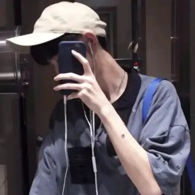 男生用手机挡脸头像高清帅气男生拿手机挡住脸的头像图片