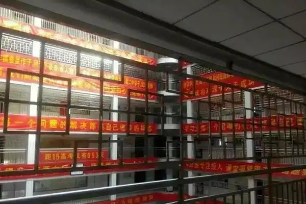 衡水二中高三学生许某在学校跳楼身亡;去年10月份,该校一名高三女生也