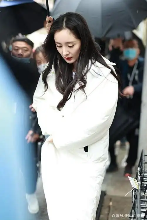 穿羽绒服多跟明星学学,像杨幂这么搭配,气质看着太美了