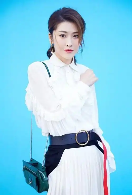 周丽淇的优雅美照美丽大方