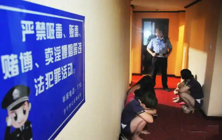 扫黄现场:男女衣着暴露 不堪入目(组图)