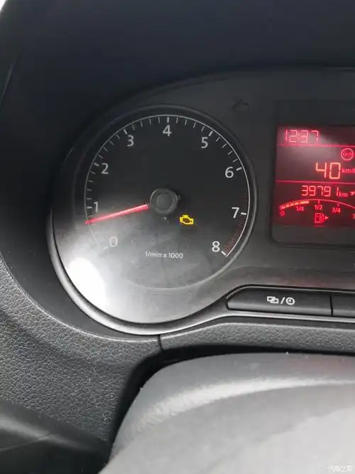 尾气排放控制系统故障灯亮起怎么办