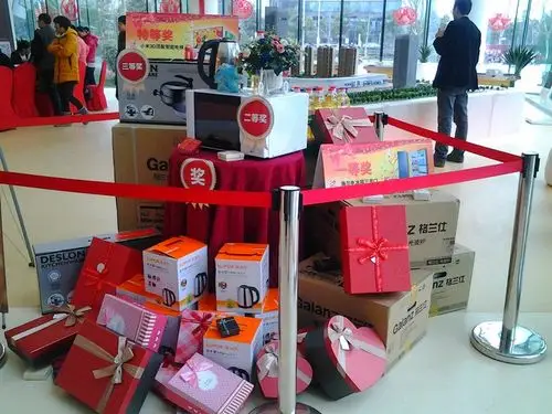 8妇女节,下午一点半小编到达华润中心,此时的售楼处内已经是座无虚席