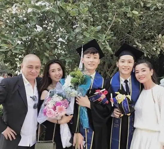 汤镇宗现身ktv显老态弟弟汤镇业与小25岁娇妻同框全程无交流