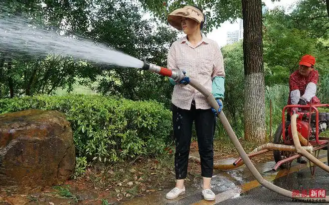 自抽水给树木花草解渴,努力建设节水型社会