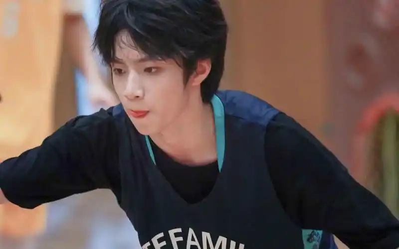 [刘耀文]认真打篮球的样子实在是太帅啦!_哔哩哔哩_bilibili