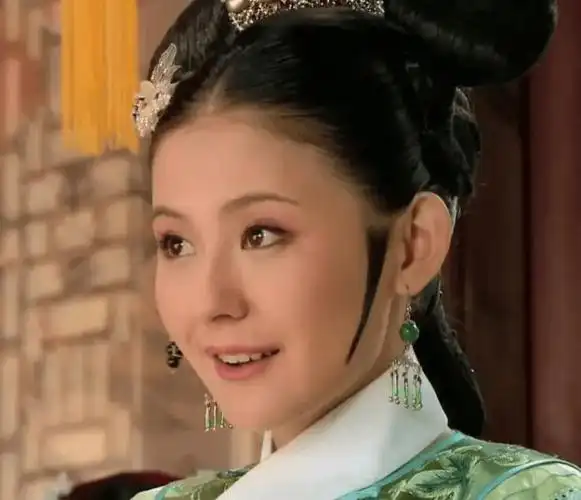 甄嬛传宁贵人的扮演者是热依扎热依扎,1986年7月15日出生于北京市