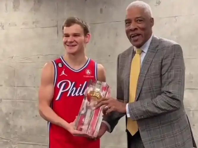 新科扣篮冠军麦克朗与76人名宿"j博士"欧文合影,他这一战打破太多纪录