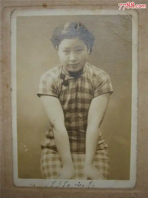 1937年2月7日一位穿旗袍女子在上海南京路启昌照相馆拍摄的老照片