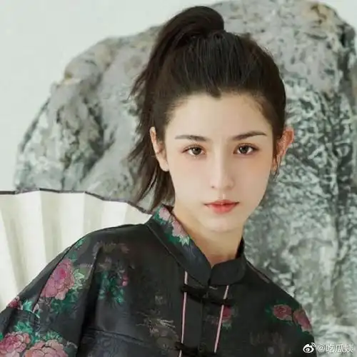 网友热议:哈尼克孜和张予曦长得好像,你们觉得呢?_高清图集_新浪网