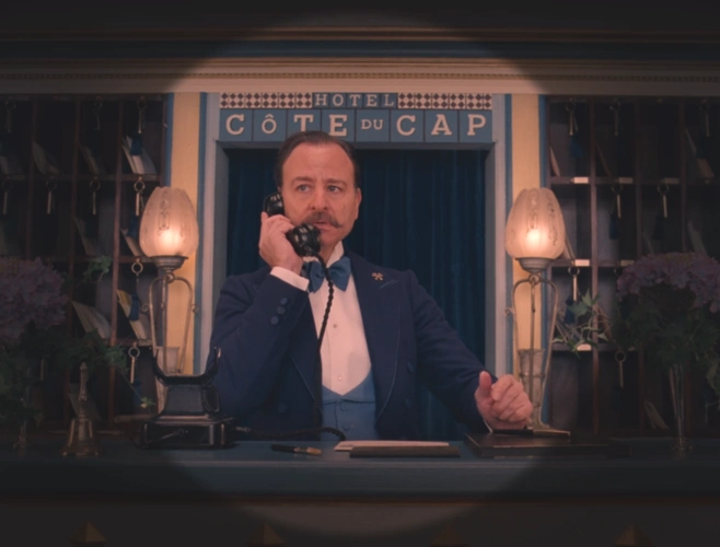 布达佩斯大饭店:画面结构的复古格调,摄影构图与色彩的装置美学