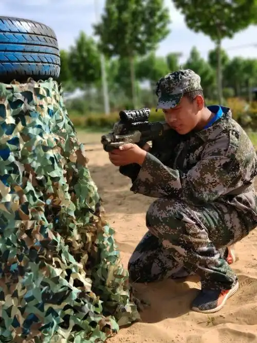 蹲下,瞄准,射击,动作规范,姿势优美!