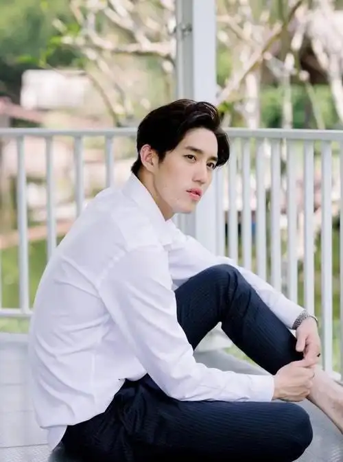 泰星bk当选泰国kcl最年轻的视帝,为pp代领最受欢迎男演员奖项